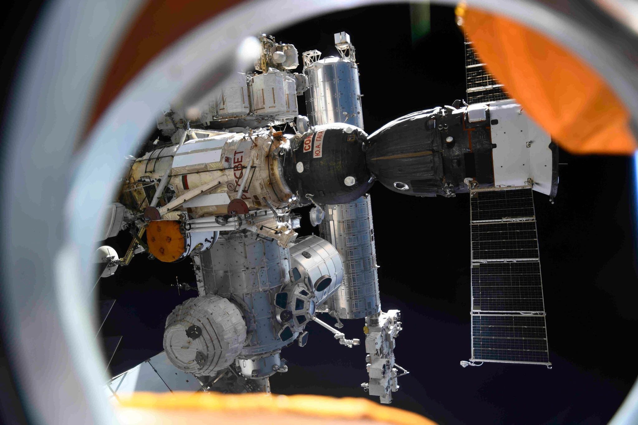 کپسول سایوز متصل به ایستگاه فضایی بین المللی