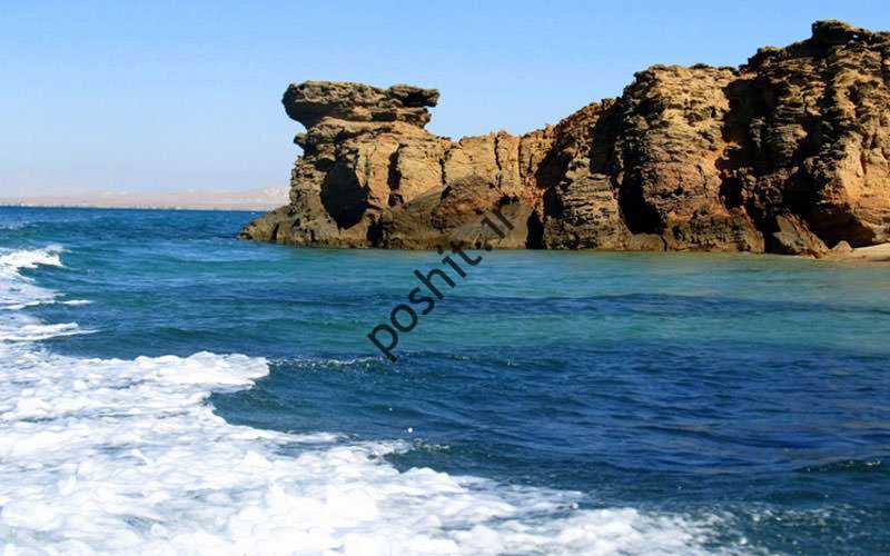 ساحل صخره ای و آب های آبی خلیج فارس در قشمی
