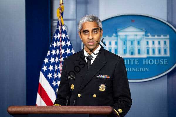 جراح عمومی ایالات متحده، دکتر Vivek H. Murthy در کاخ سفید در ماه ژوئیه.