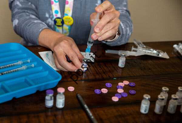 یک پرستار واکسن‌های Pfizer-BioNTech را در مک‌مینویل، Ore.، در ماه اکتبر آماده می‌کند.
