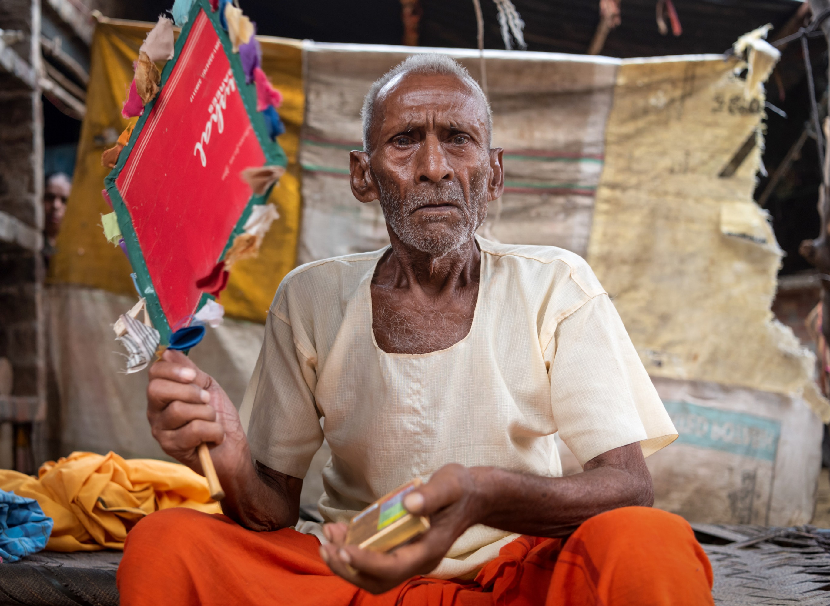 راجا رام، 97، خود را با یک پنکه دست ساز طرفدار می کند