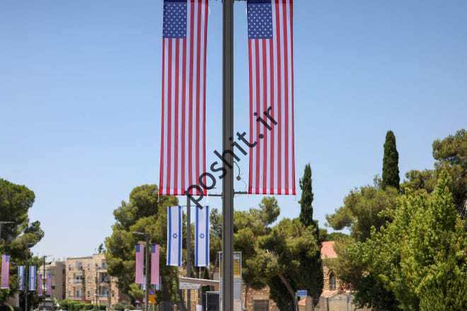 پرچم‌های ملی ایالات متحده آمریکا و اسرائیل در 12 ژوئیه 2022، پیش از سفر فردای جو بایدن، رئیس‌جمهور آمریکا به اسرائیل، در خیابانی در اورشلیم آویزان است.