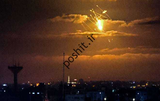 موشک‌های گنبد آهنین اسرائیل موشک‌های وارده را که از نوار غزه بر فراز فلسطین اشغالی شلیک شده بودند، در 21 آوریل 2022 رهگیری کردند.