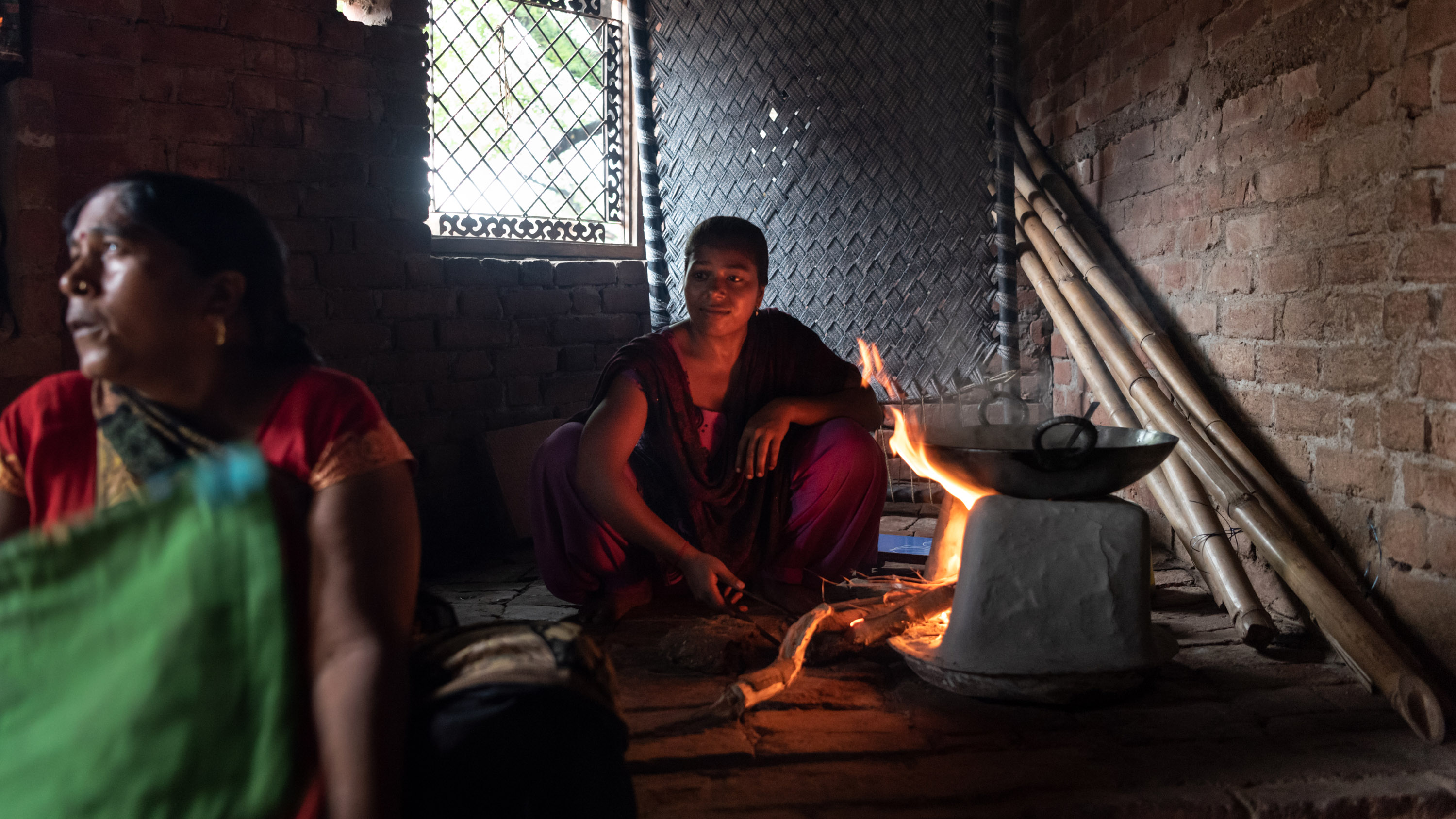 دیویا، 20 ساله، در میان گرمای شدید در خانه اش غذا درست می کند