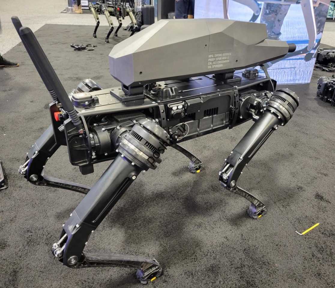 سگ رباتیک Vision 60 توسط استارتاپ Ghost Robotics مستقر در فیلادلفیا ساخته شده است که بر روی ربات های پا متمرکز است.