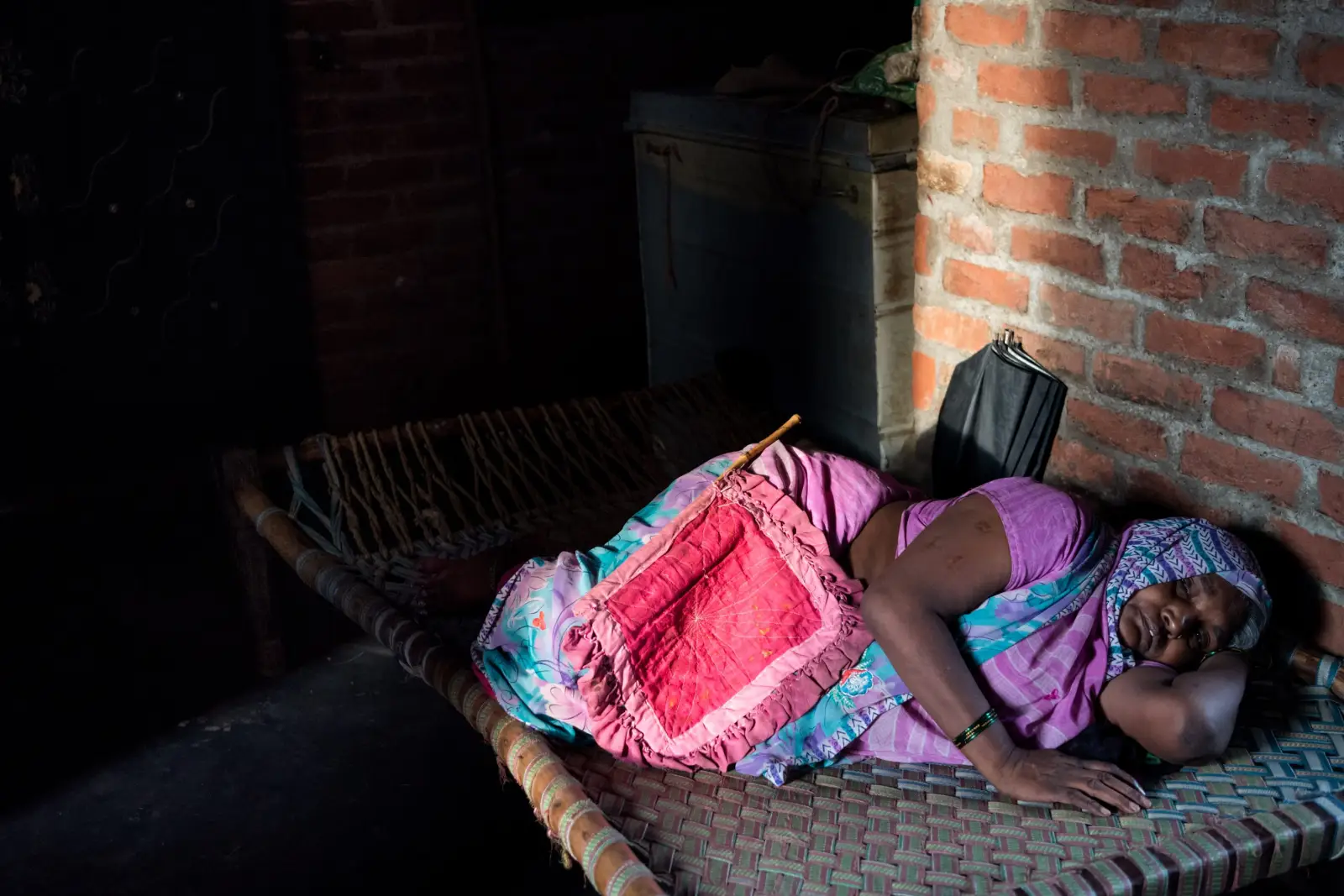 زنی با یک پنکه دست ساز دراز می کشد